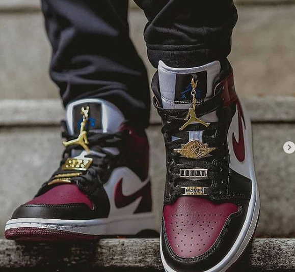Air Jordan 1 Mid SE Gold Pendants Dark Beetroot WMNS Air Jordan 1 Mid SE Gold Pendants Dark Beetroot WMNS